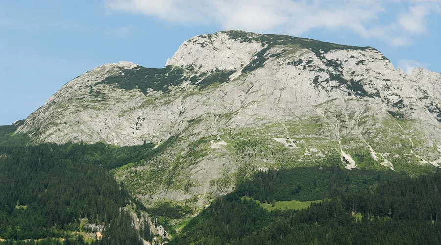 Der Große Donnerkogel im Gosaukamm im Sommer, Ausgangspunkt des Donnerkogel-Klettersteigs mit der Himmelsleiter