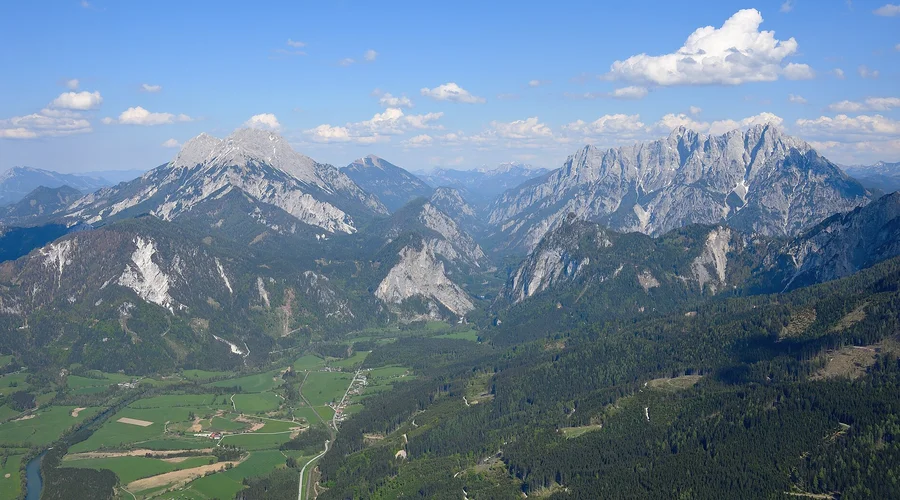 Luftaufnahme des Nationalparks Gesäuse mit den Kalkgipfeln der Ennstaler Alpen und dem grünen Ennstal