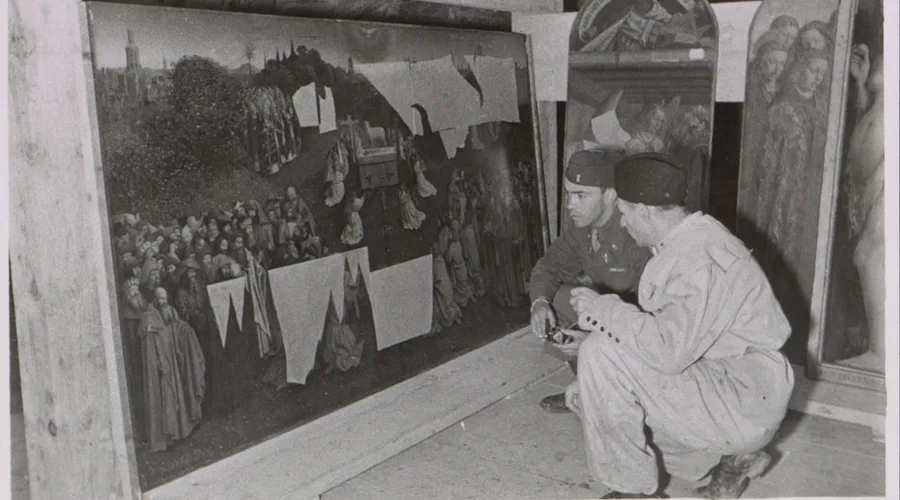 US-Offiziere untersuchen 1945 den geretteten Genter Altar im Salzbergwerk Altaussee