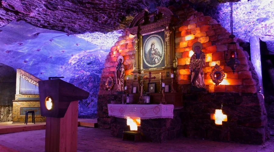 Barbara-Kapelle im Salzbergwerk Altaussee, blau beleuchteter Andachtsraum tief im Stollen