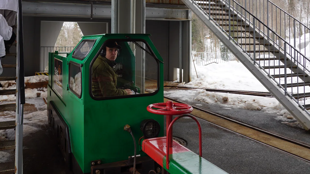 Grubenbahn mit Bergführer an der Talstation des Salzbergwerks Hallein am Dürrnberg